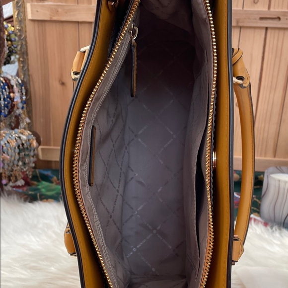 Michael Kors Hope large satchel in marigold yellow saffiano leather. - Picture 9 of 15